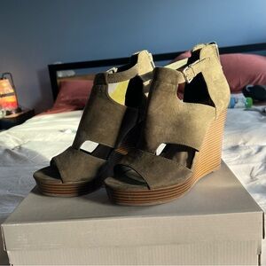 Parker & Sky Olive Green Suede Platform Wedges